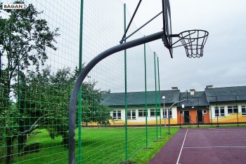Standardowe wysokości piłkochwytów montowane na boiskach szkolnych i piłkarskich